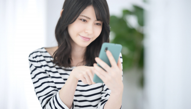 スマホを操作する女性